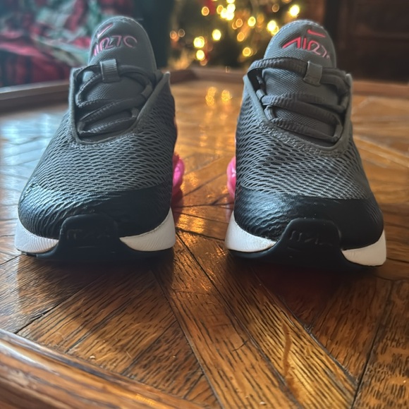 LIKE NEW! Nike Air Max 270 - Picture 2 of 16